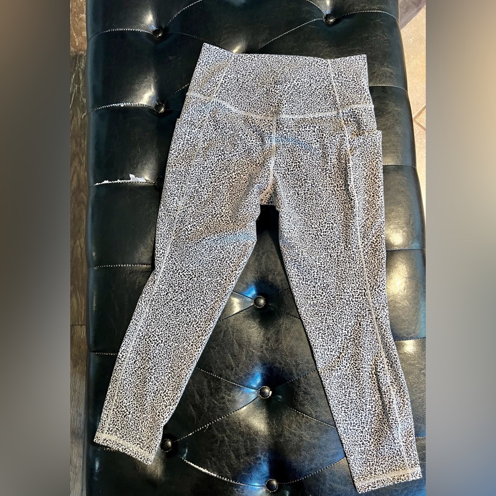 Athleta Salutation Stash tight size Medium